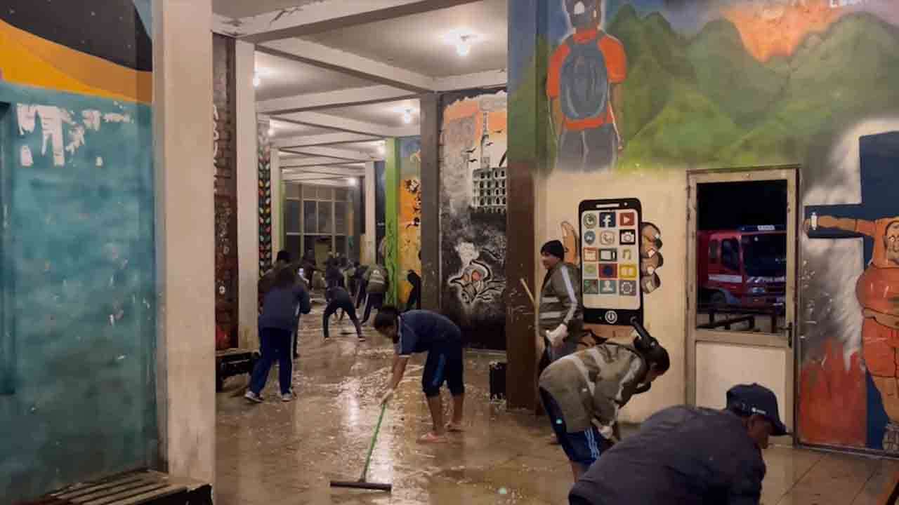 தூய்மை பணியில் களம் இறங்கிய  நுவரெலியா பொலிஸார்!