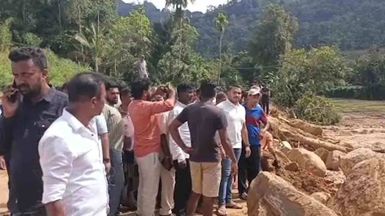 இறம்பொடை பகுதியில் மண்சரிவு ஏற்பட்ட இடங்களை பார்வையிட்ட நாமல்!