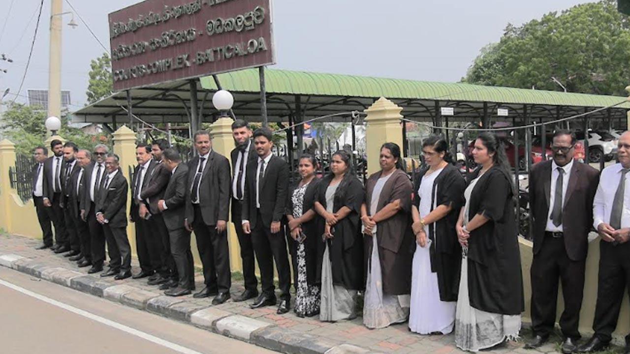 நீதிமன்ற நடவடிக்கைகளில் இருந்து விலகிய மட்டு. சட்டத்தரணிகள்!