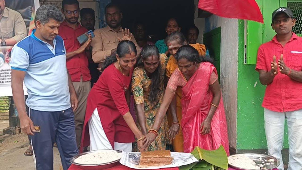 பாற்சோறு சமைத்து மகிழ்ந்த தோட்டத் தொழிலாளர்கள்!