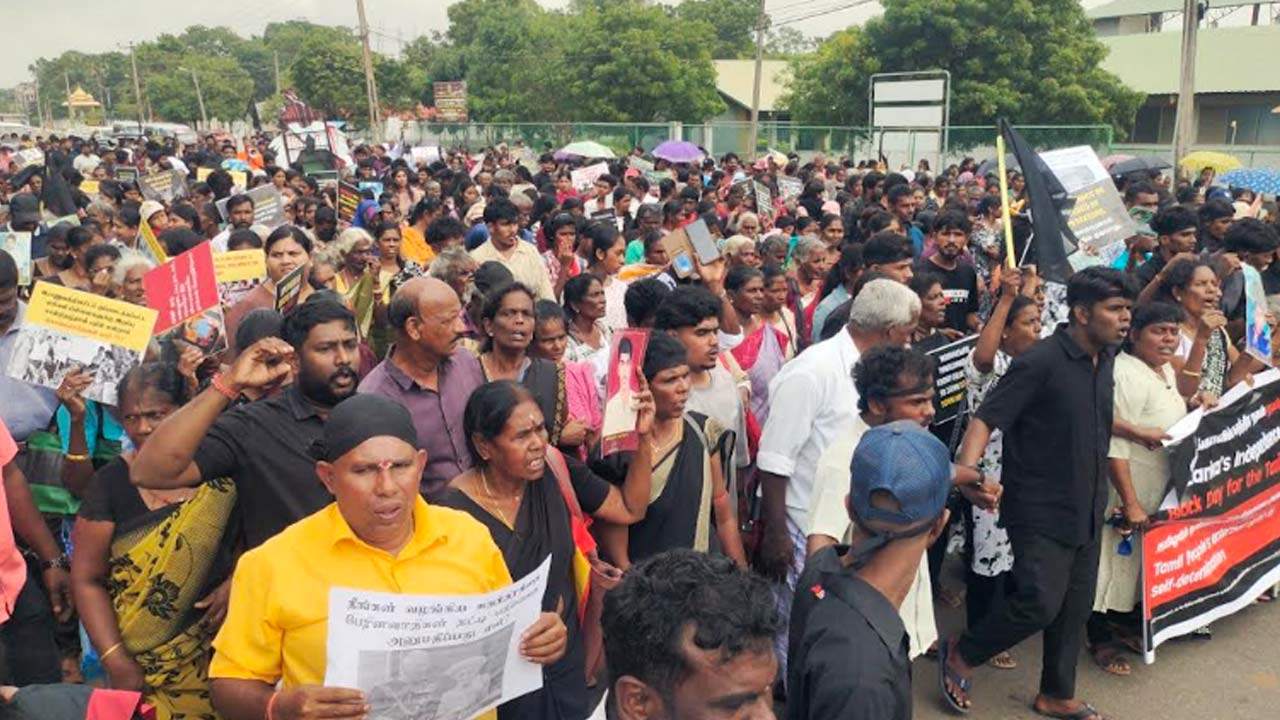 சுதந்திர தினத்தில் கறுப்பு கொடி ஏந்தி போராட்டம்