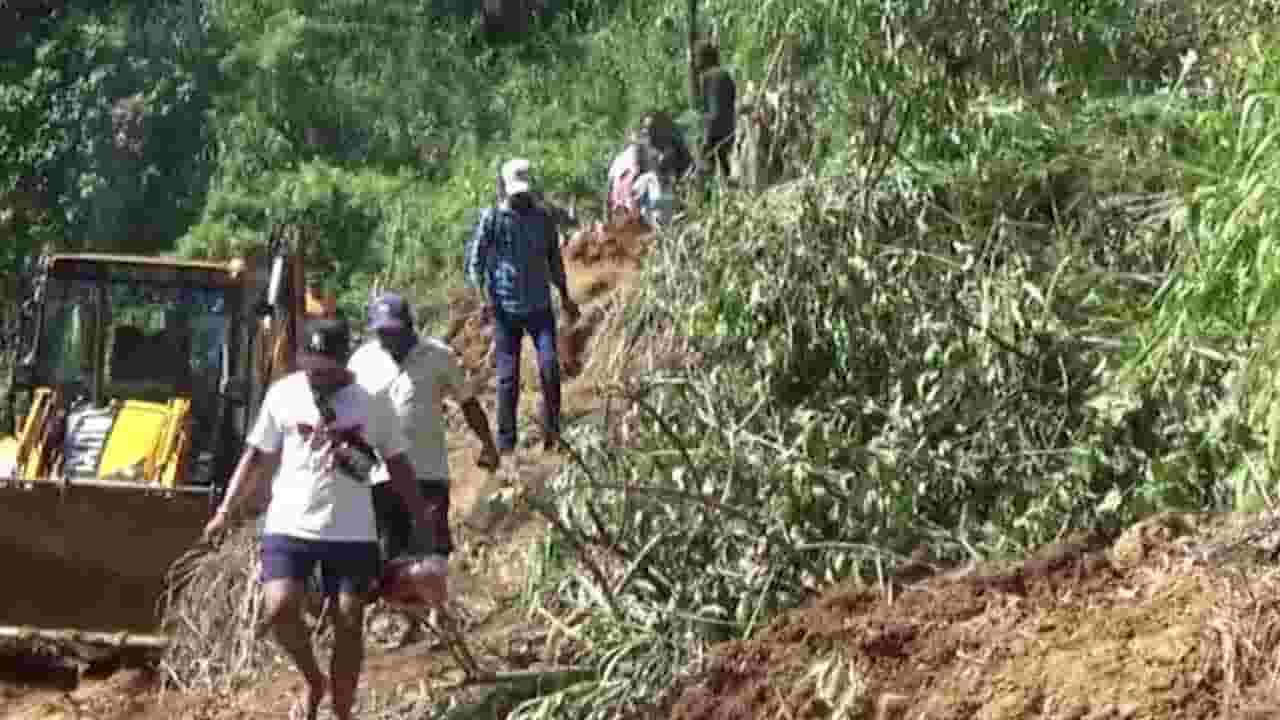 போக்குவரத்தை சீர் செய்யும் நடவடிக்கையில் இராணுவத்தினர்!