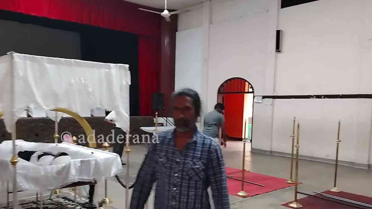 தங்காலை நகர சபைக்கு எடுத்து வரப்பட்ட சடலங்கள்