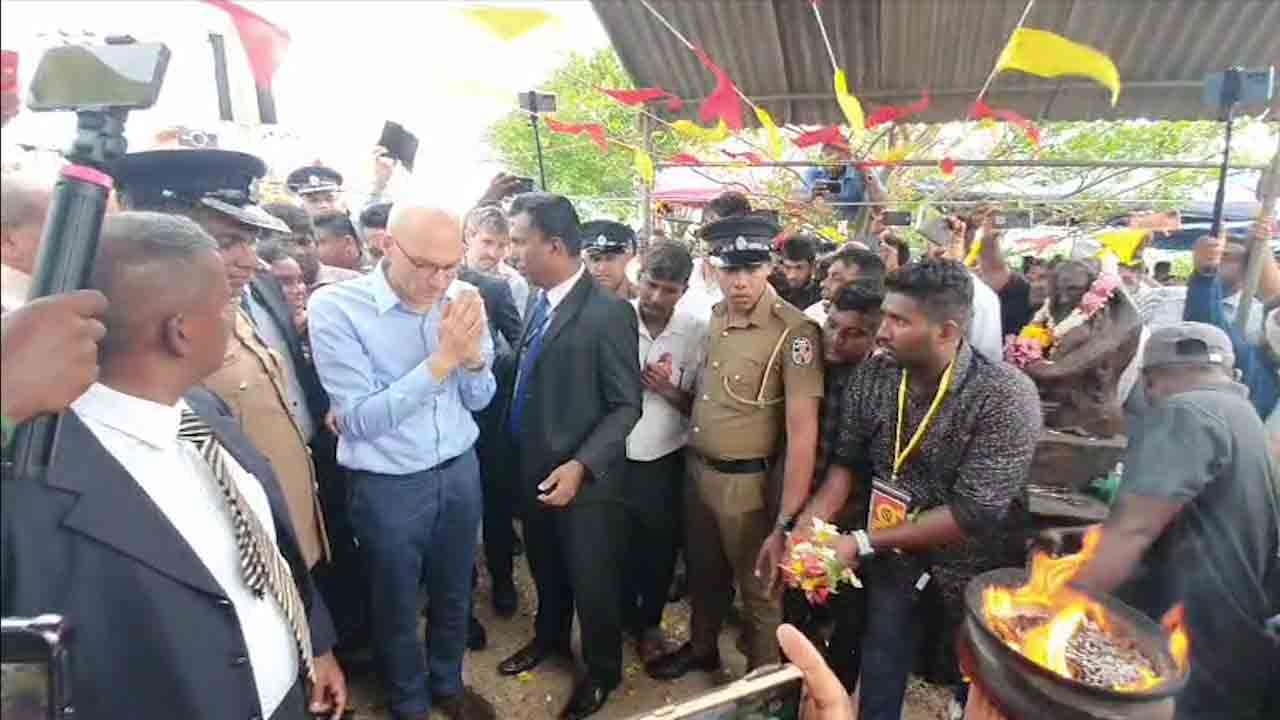 மனித புதைகுழிகளை நேரில் சென்று பார்வையிட்டார்