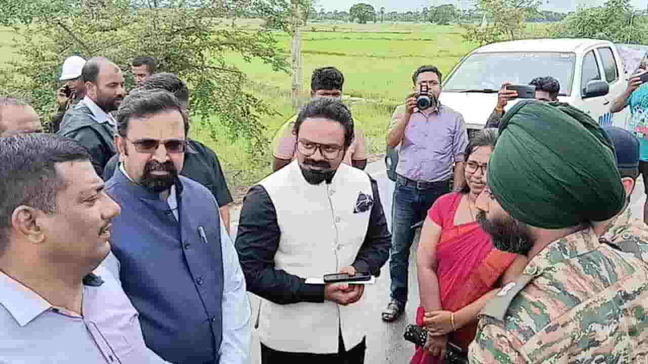 இந்திய இராணுவத்தினருடன் கலந்துரையாடலிலும் ஈடுபட்டார்