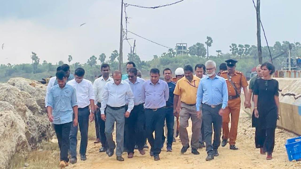 காங்கேசன்துறை துறைமுகத்தை பார்வையிட்ட அமைச்சர்!