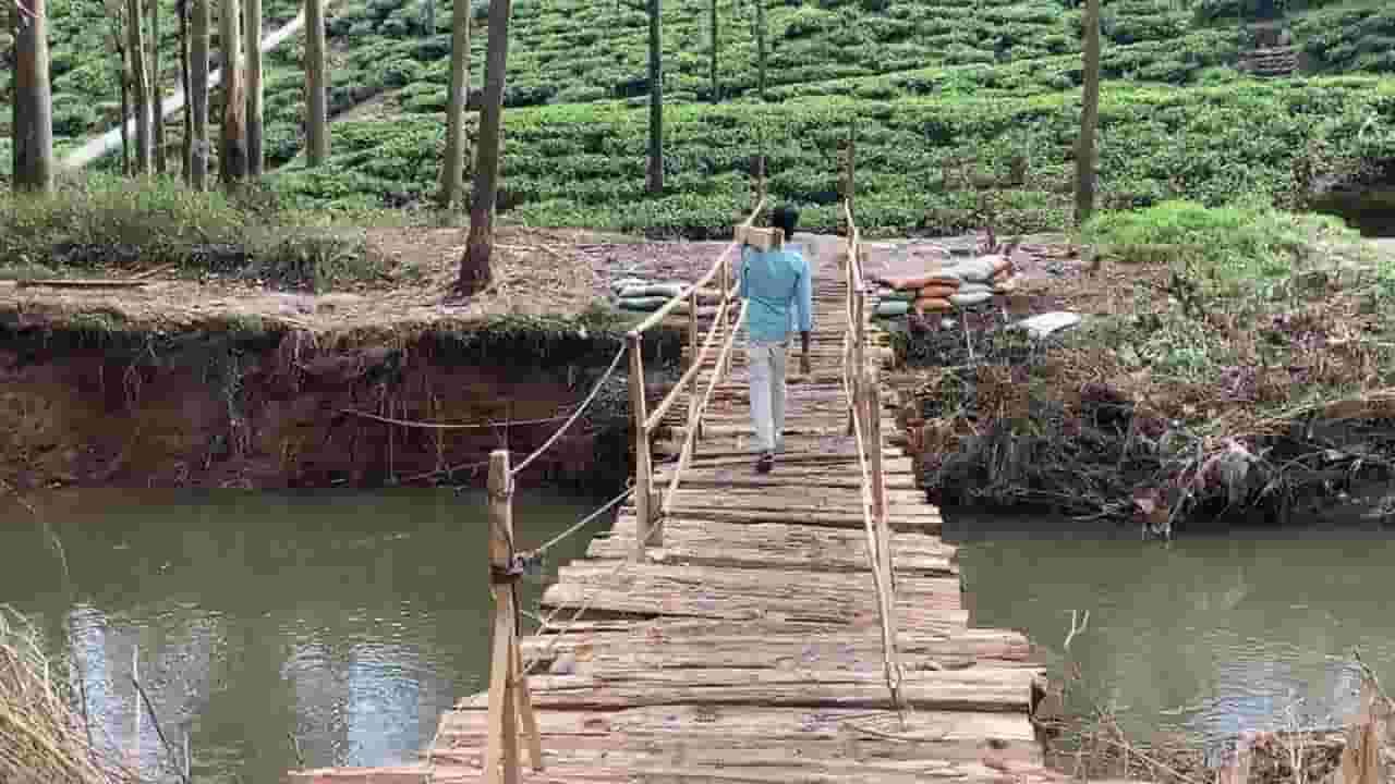 தற்காலிகமாக அமைத்த மரப்பாலம்!