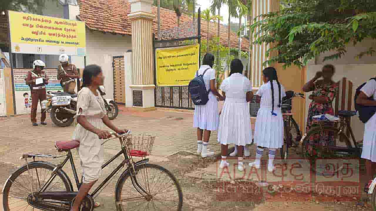 யாழில் ஆர்வத்துடன் பரீட்சை நிலையங்களுக்கு செல்லும் மாணவர்கள்!