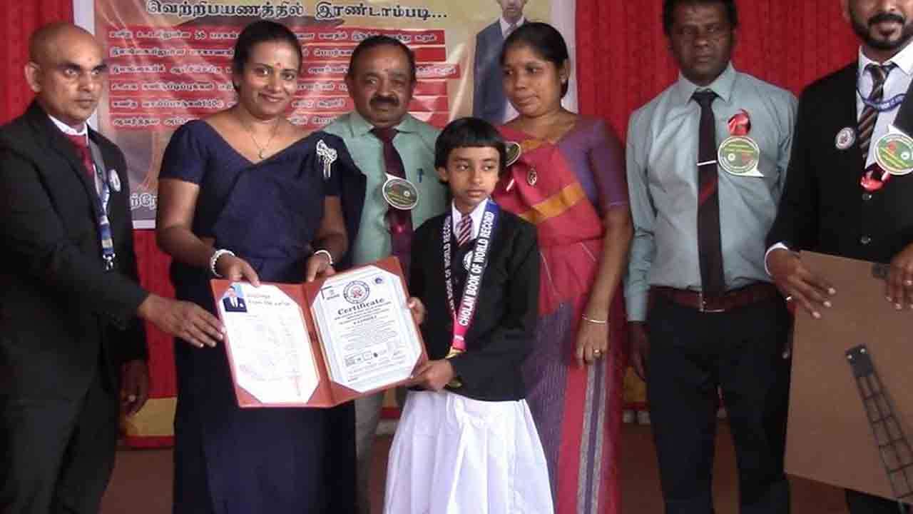 சோழன் உலக சாதனையை படைத்த மாணவி