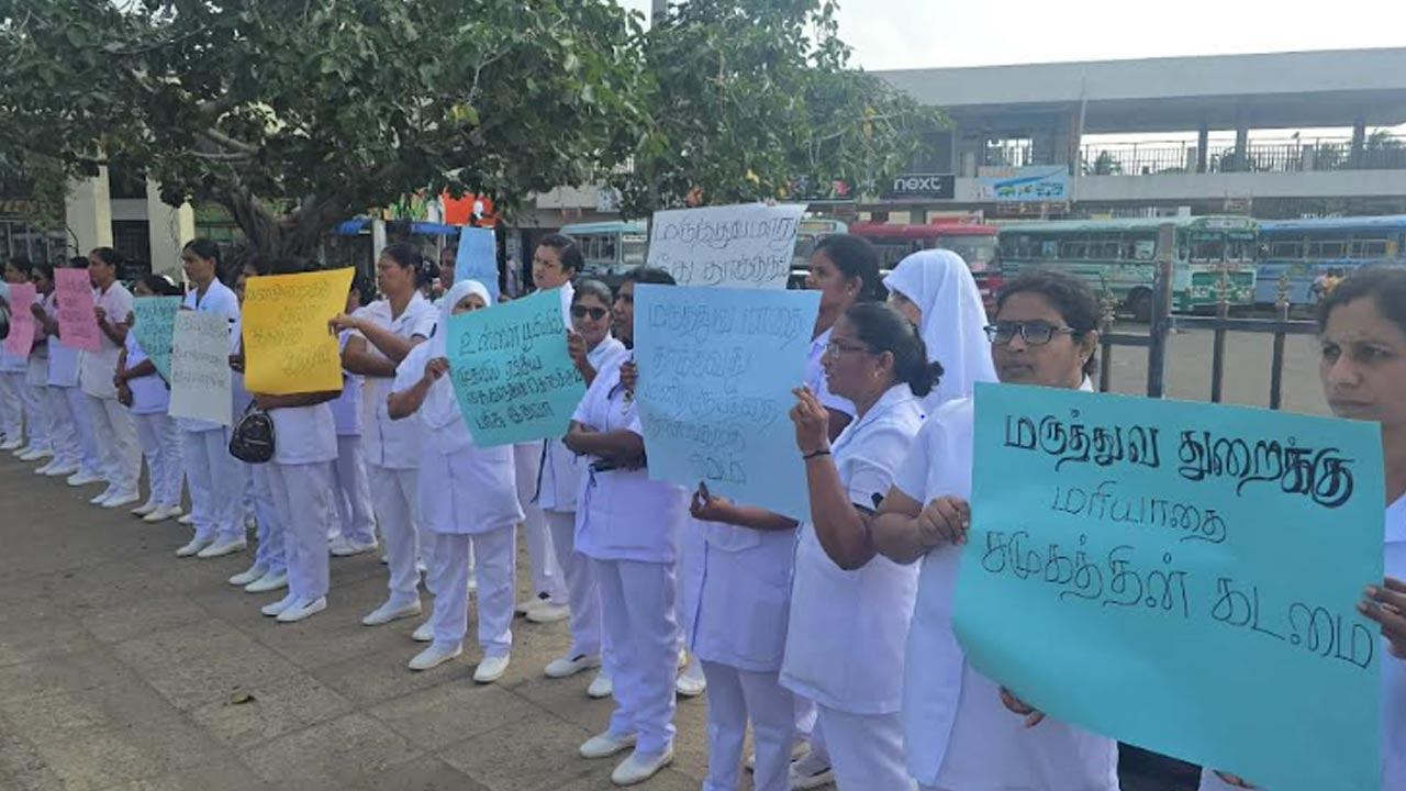 மன்னாரில் குடும்ப நல உத்தியோகத்தர்கள் போராட்டம்!