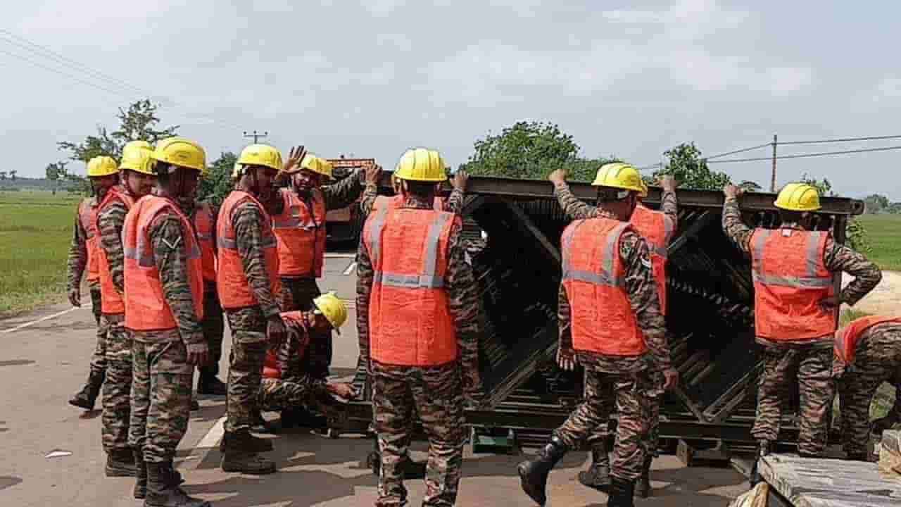 பாலத்தை புனரமைக்கும் பணியில் இந்திய இராணுவத்தினர்!