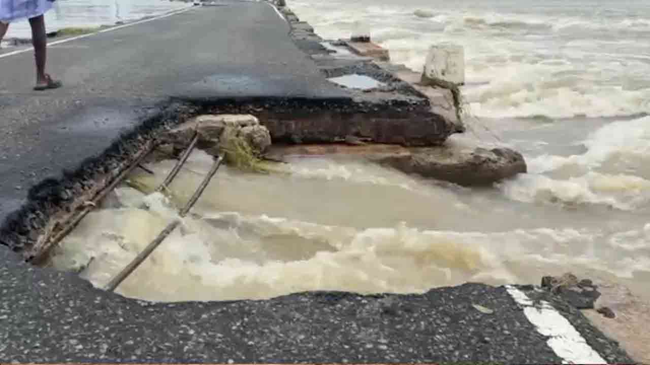 வட்டுவாகல் பாலம் இரு இடங்களில் உடைப்பெடுப்பு