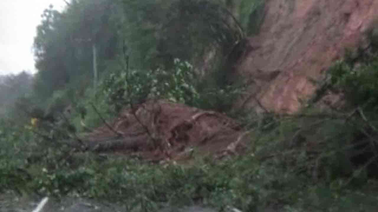 கம்பளை - நுவரெலியா பிரதான வீதியில் மண்சரிவு