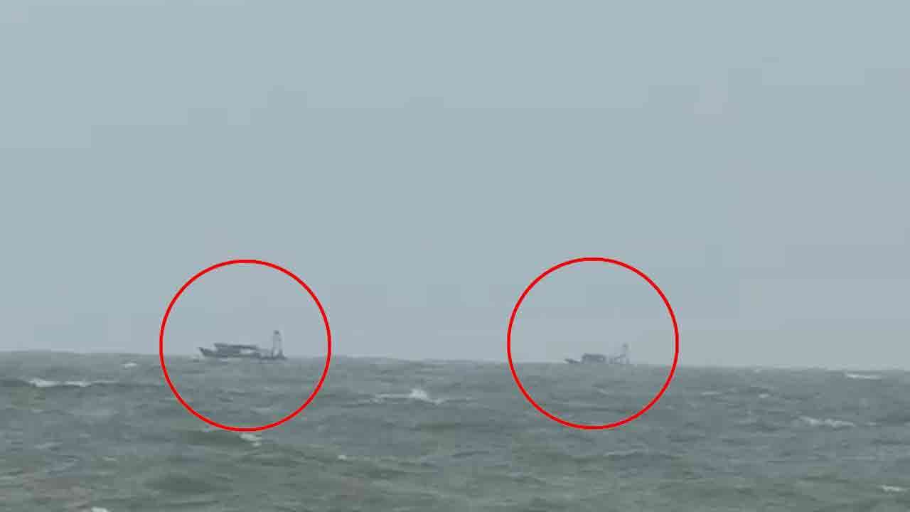 சட்டவிரோத மீன்பிடியில் ஈடுபடும் இந்திய மீனவர்கள்