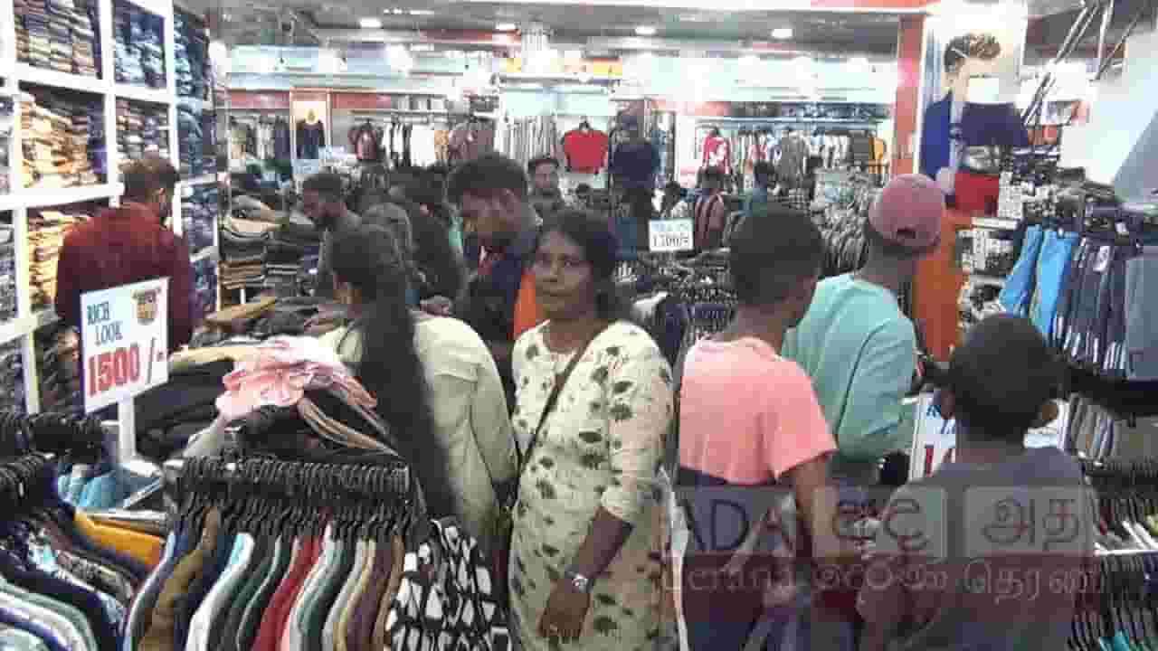  ஆர்வத்துடன் பொருட்கொள்வனவில் மலையக மக்கள்!