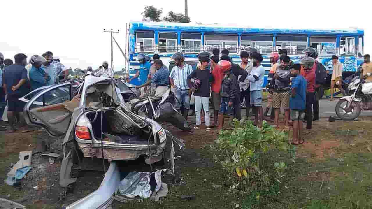 பேருந்து ஒன்றும் கார் ஒன்றும் நேருக்கு நேர் மோதி விபத்து