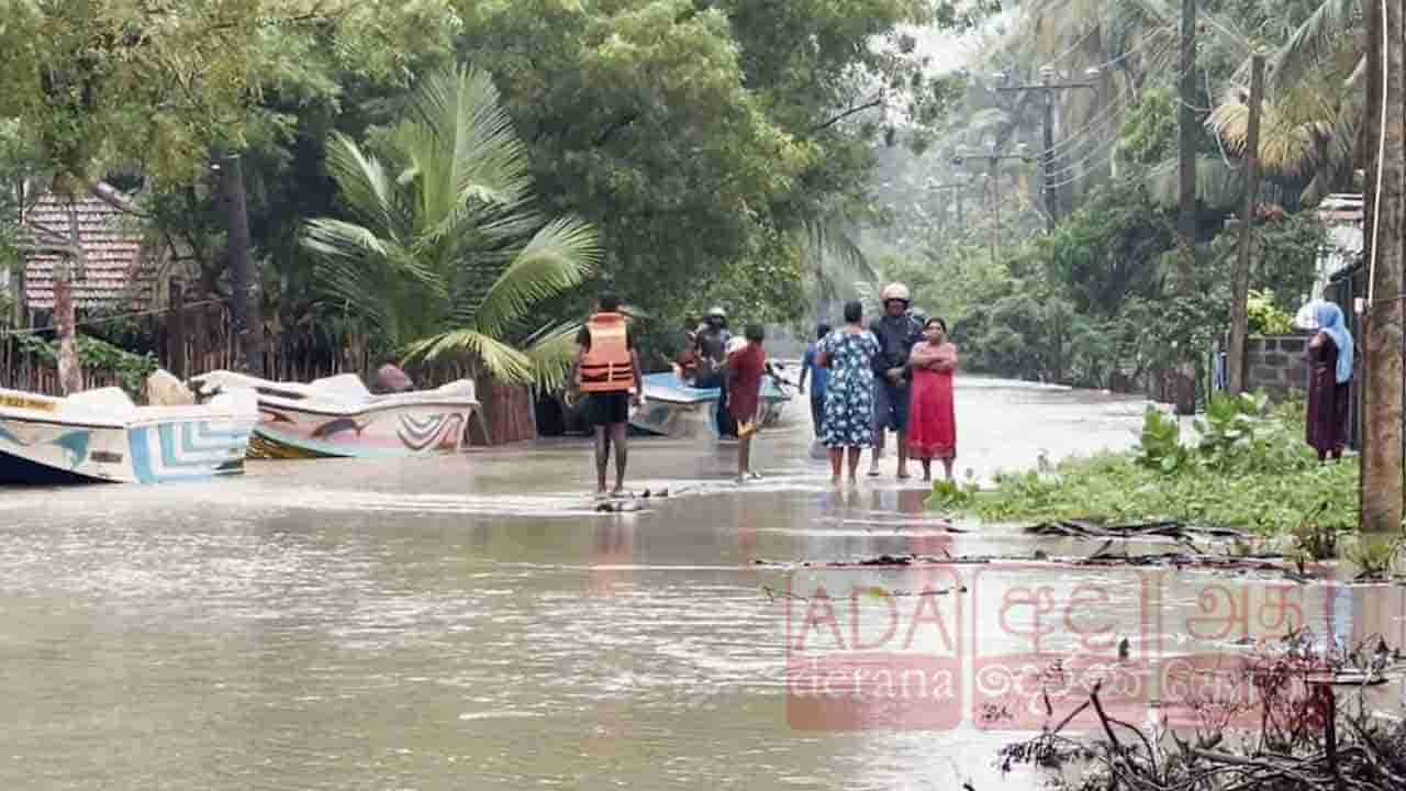 மன்னாரின் பிரதான பாதைகள் வெள்ள நீரில் மூழ்கியுள்ளது