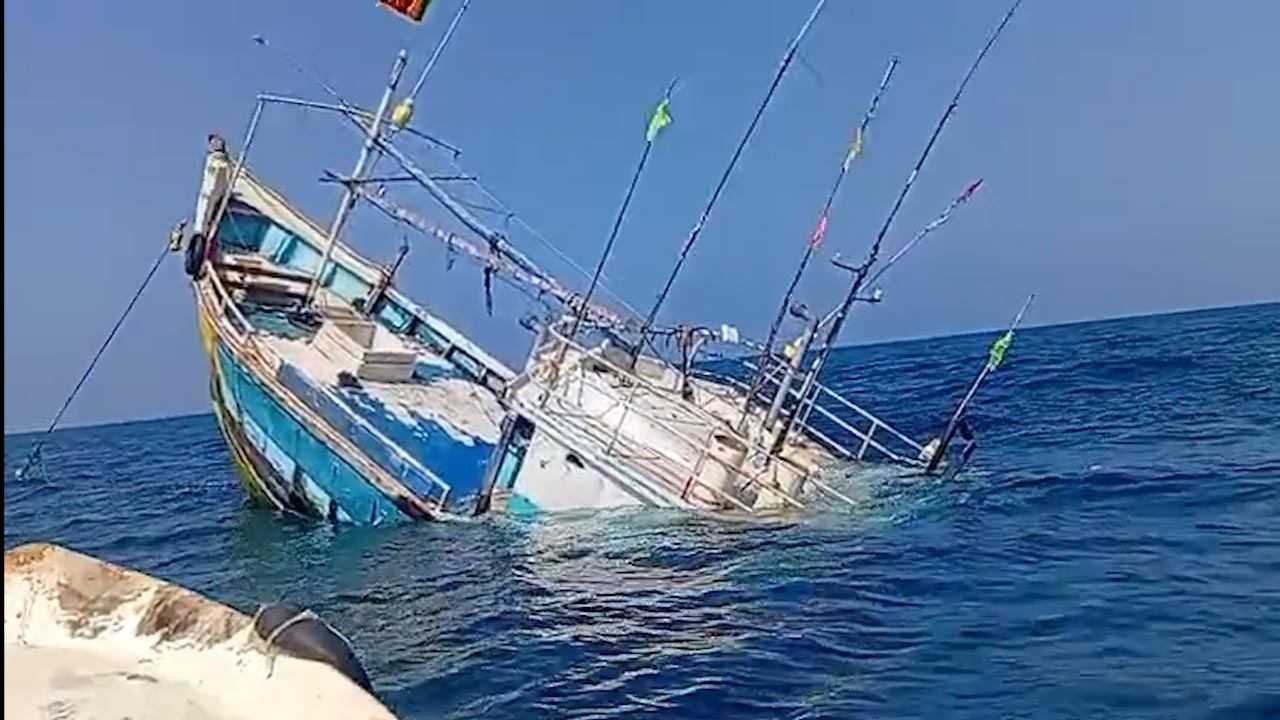 சாய்ந்தமருதில் மூழ்கிய பாரிய மீன்பிடிப் படகு!