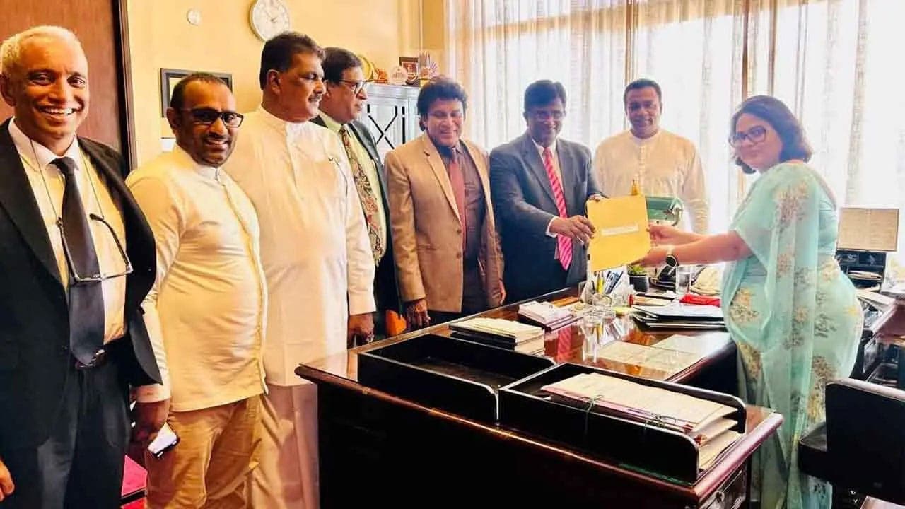  சபாநாயகருக்கு எதிரான நம்பிக்கையில்லாப் பிரேரணை கையளிப்பு!