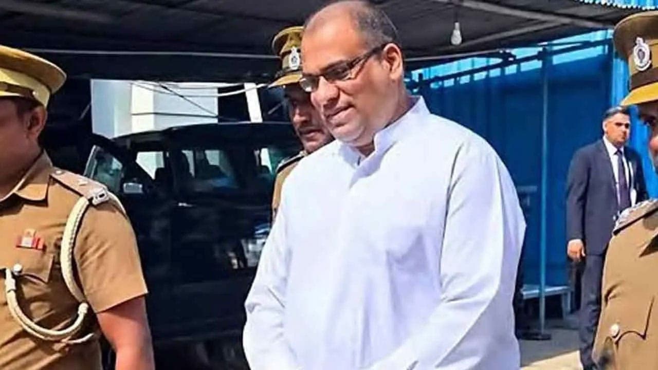 ஞானசார தேரரின் காவி உடையை அகற்ற தடை கோரி மனு!
