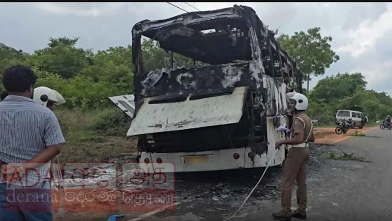 சுற்றுலா பயணிகளை அழைத்துவர சென்ற பேருந்தில் தீ 