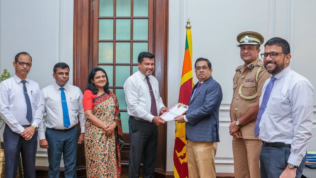 சிறைச்சாலை தொடர்பான விசேட குழுவின் அறிக்கை ஜனாதிபதி செயலாளரிடம் கையளிப்பு