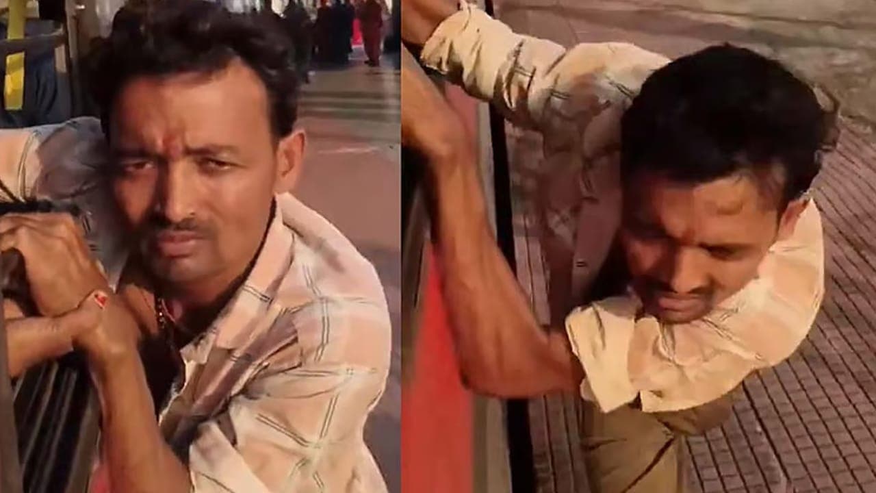 தொலைபேசி திருடனின் கைகளை பிடித்துக் கொண்ட பயணிகள்!