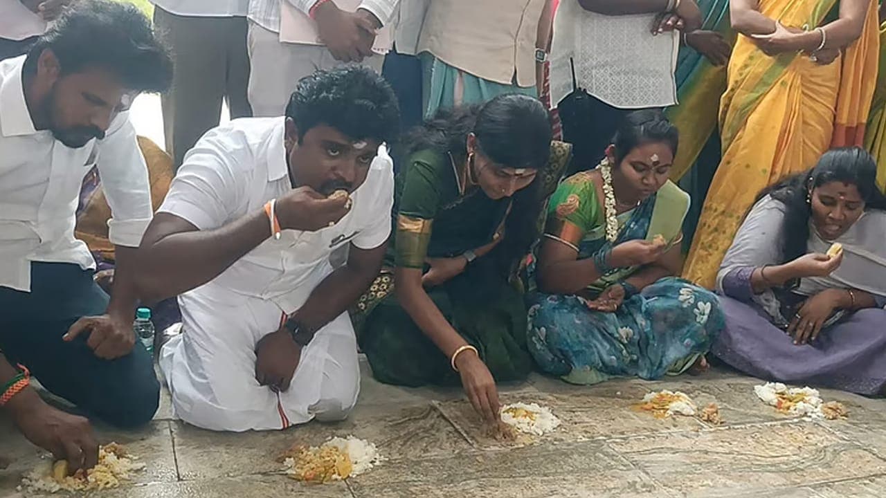 மழை வேண்டி பக்தர்களுடன் மண் சோறு சாப்பிட்ட த.வெ.க. எம்.எல்.ஏ.!