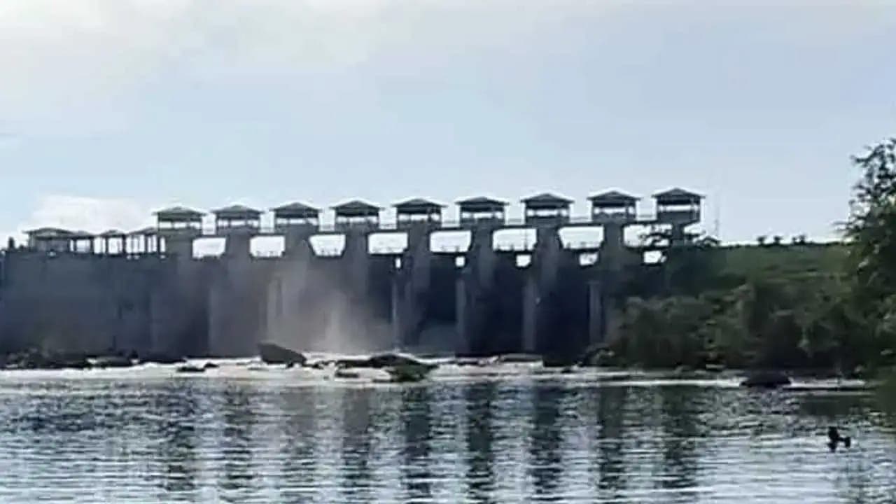 தெதுரு ஓயாவின் 4 வான்கதவுகள் திறப்பு 