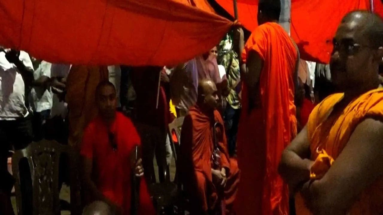 ஞானசாரவுக்கு விடுதலை கோரும் பிக்குமார் தொடர்ந்தும் ஜனாதிபதி செயலகத்துக்கு அருகில்!