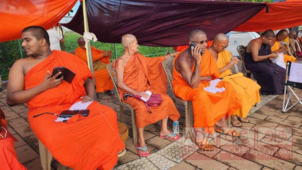 ஞானசாரவுக்கு விடுதலை கோரும் பிக்குமார் தொடர்ந்தும் ஜனாதிபதி செயலகத்துக்கு அருகில்!