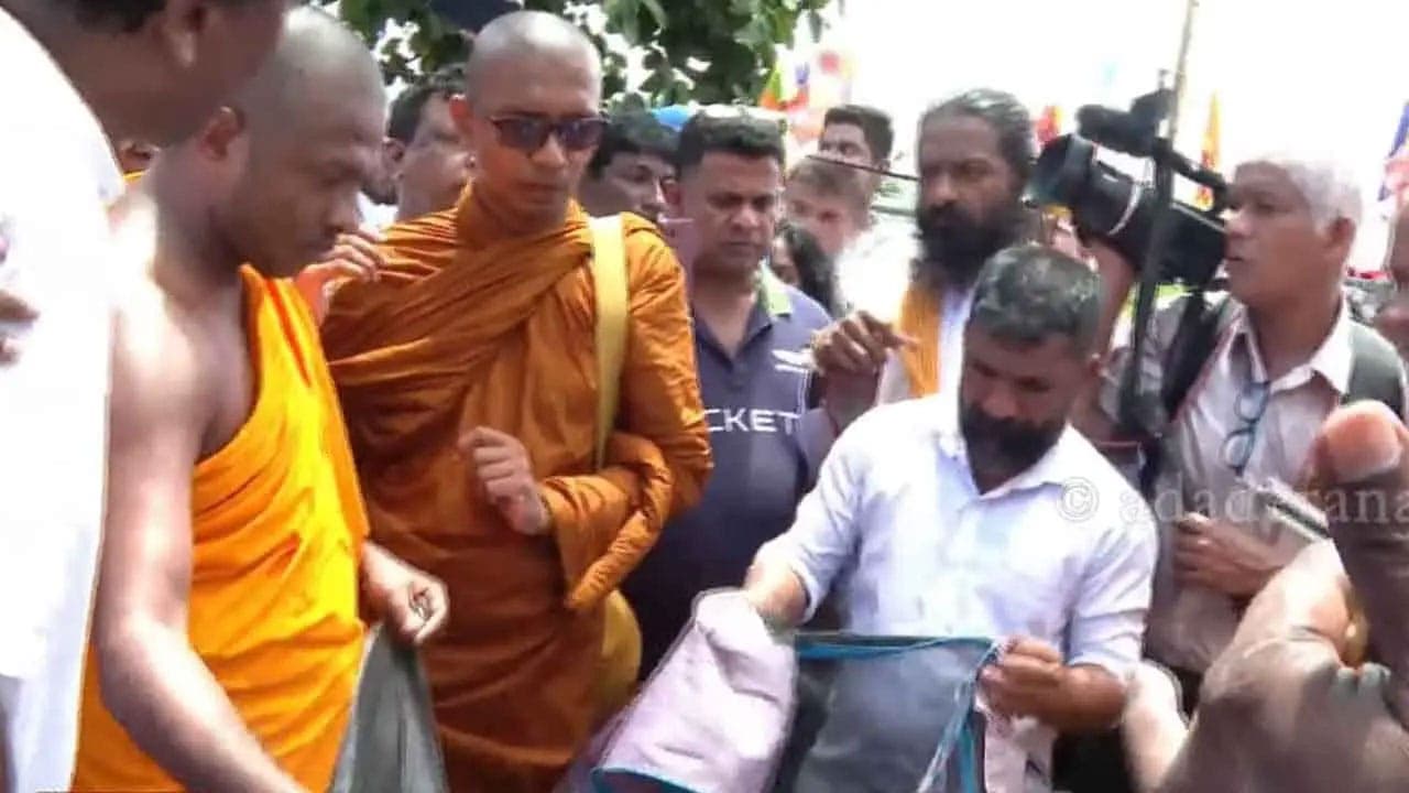 ஜனாதிபதி செயலகத்துக்கு அருகில் அமைக்கப்பட்டிருந்த கூடாரங்கள் அகற்றப்பட்டன!