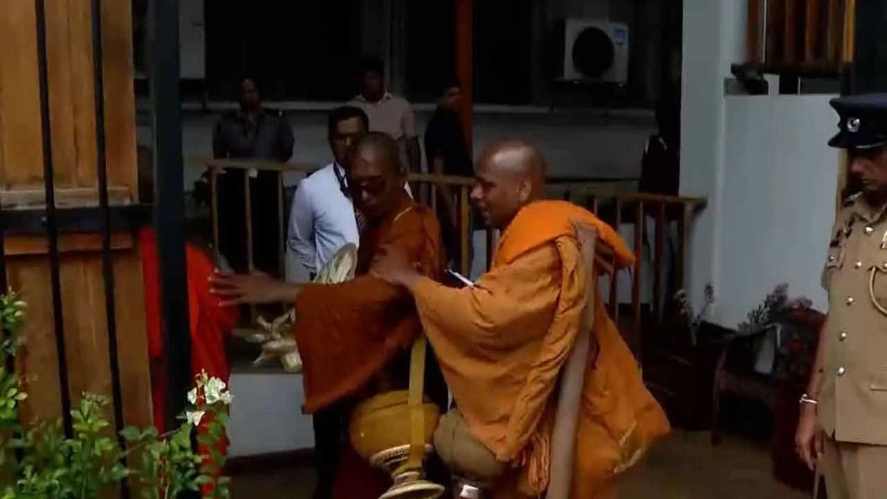 போராட்டத்தில் ஈடுபட்ட தேரர்கள் புத்தசாசன அமைச்சில் முக்கிய பேச்சுவார்த்தை