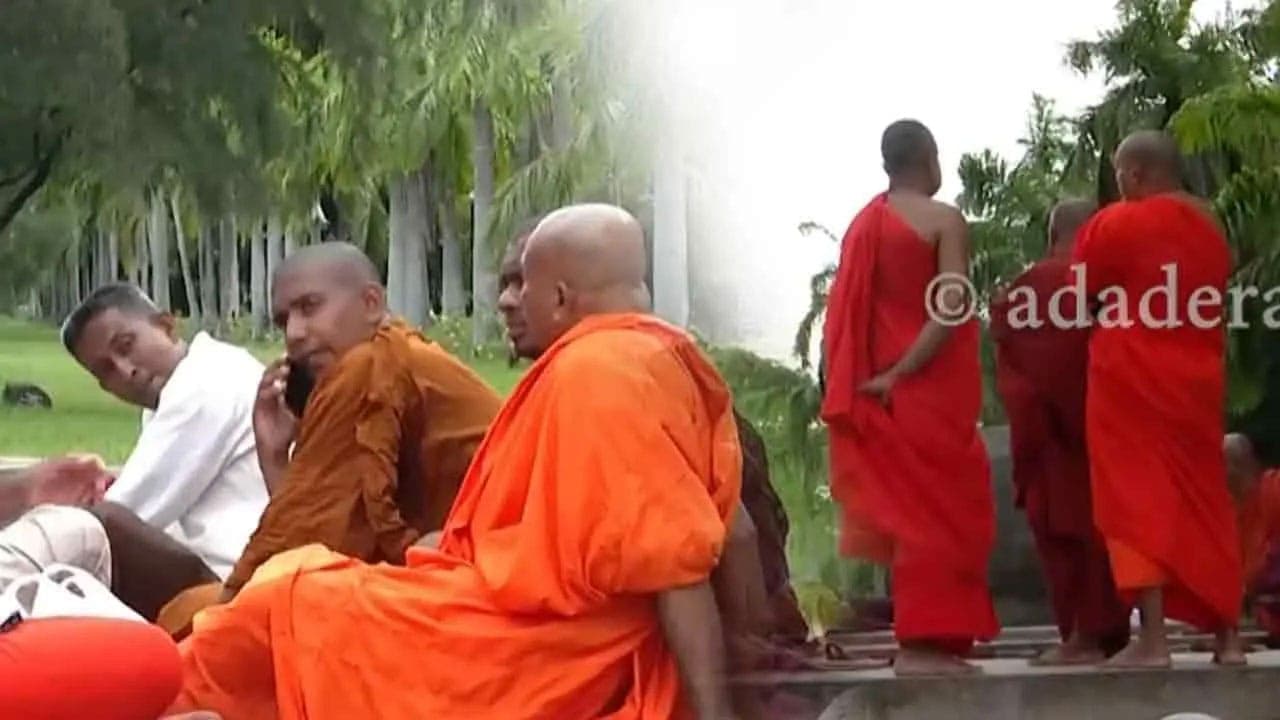 ஞானசார தேரரை விடுவிக்கக் கோரி விஹாரமஹாதேவி பூங்காவில் தேரர்கள் முகாம்