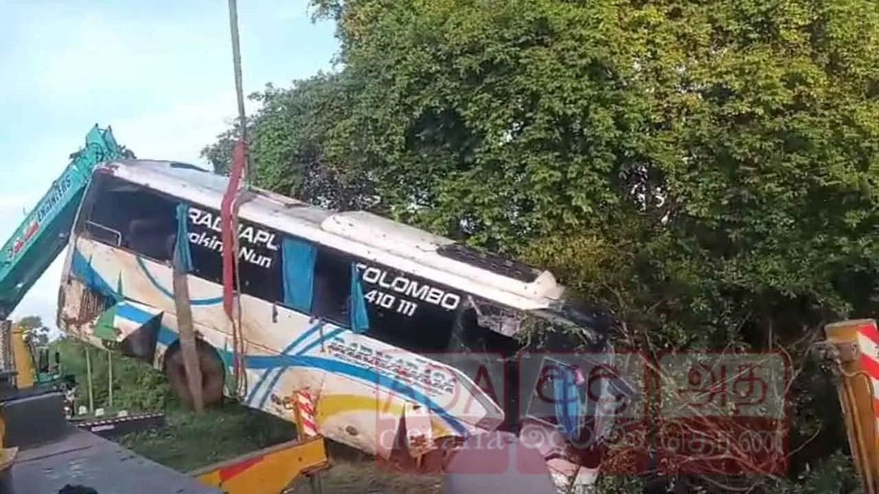 சொகுசு பேருந்தொன்று வீதியை விட்டு விலகி கவிழ்ந்து விபத்து