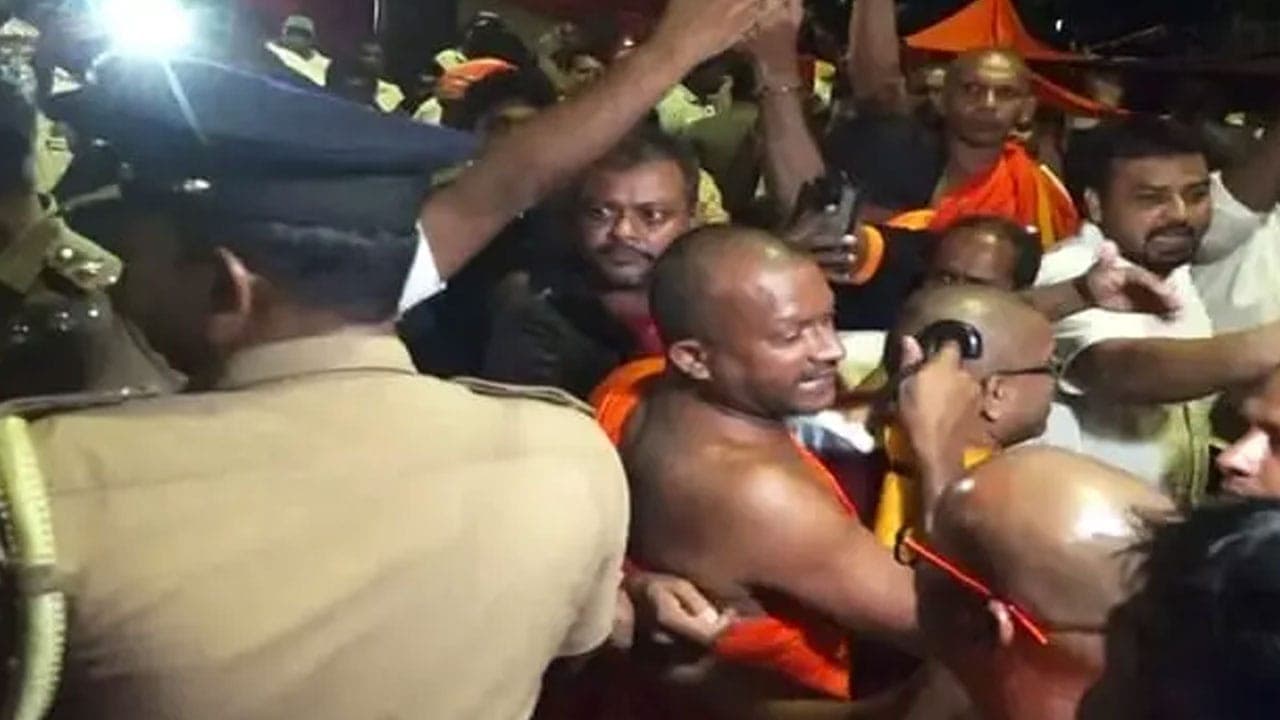 ஞானசார தேரரை விடுதலை செய்யக் கோரி கொழும்பில் பிக்குகள் தொடர் சத்தியாக்கிரகம்!