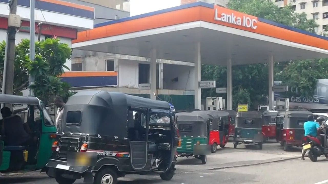 எரிபொருள் நிரப்பு நிலையங்களில் நீண்ட வரிசைகள்!