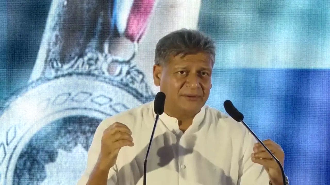 "அப்பாவி மக்களின் வரியினால் திறைசேரி நிரப்பப்பட்டுள்ளது... நாடு ஓர் அங்குலமேனும் நகராது" - திலித் ஜயவீர