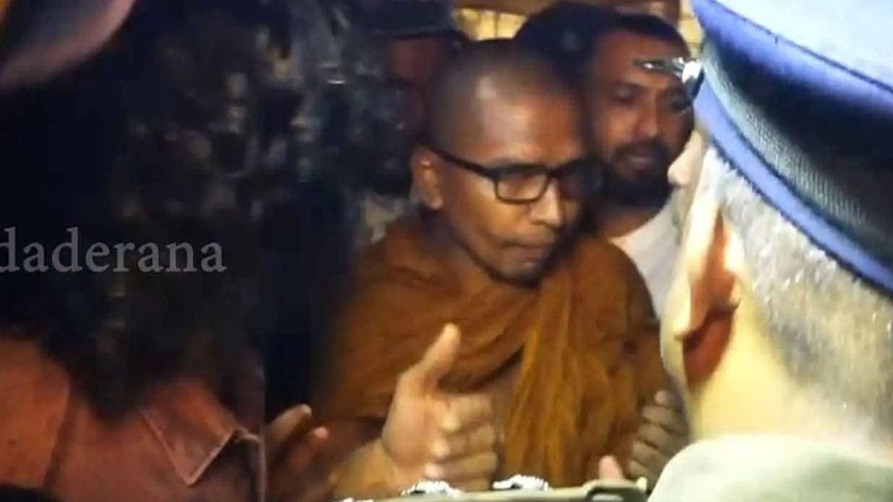 சத்தியாகிரகத்தில் ஈடுபட்ட பலாங்கொட கஸ்ஸப தேரர் மருத்துவமனையில் அனுமதி!