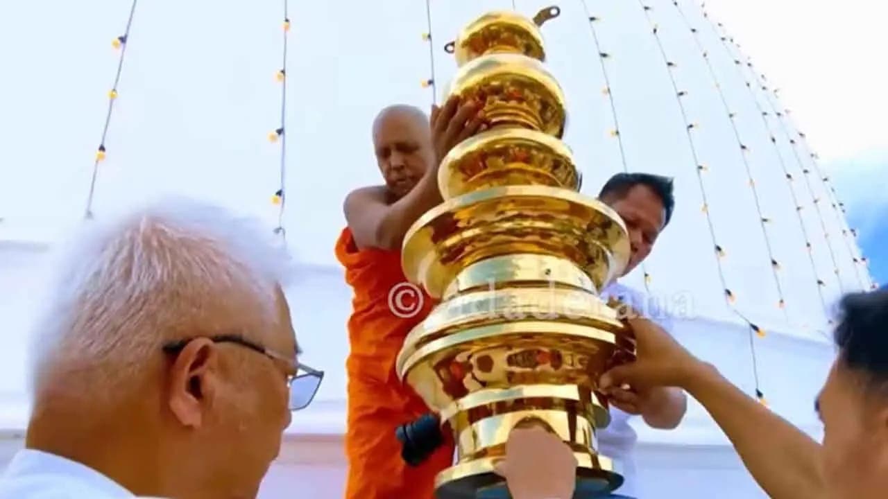 மிஹிந்தலை தூபியின் புதிய சிகரக் கலசம் திறப்பு 