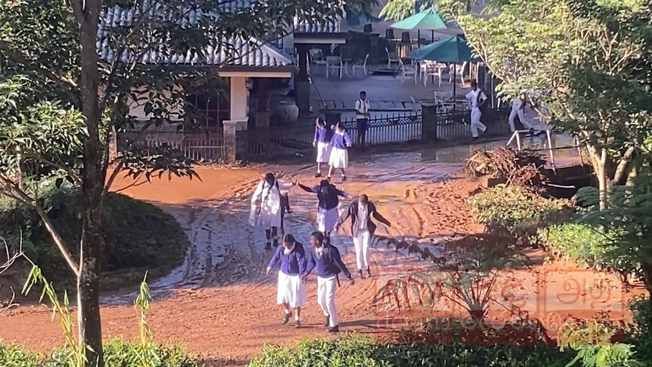 சகதியில் கடக்கும் மாணவர்கள்!