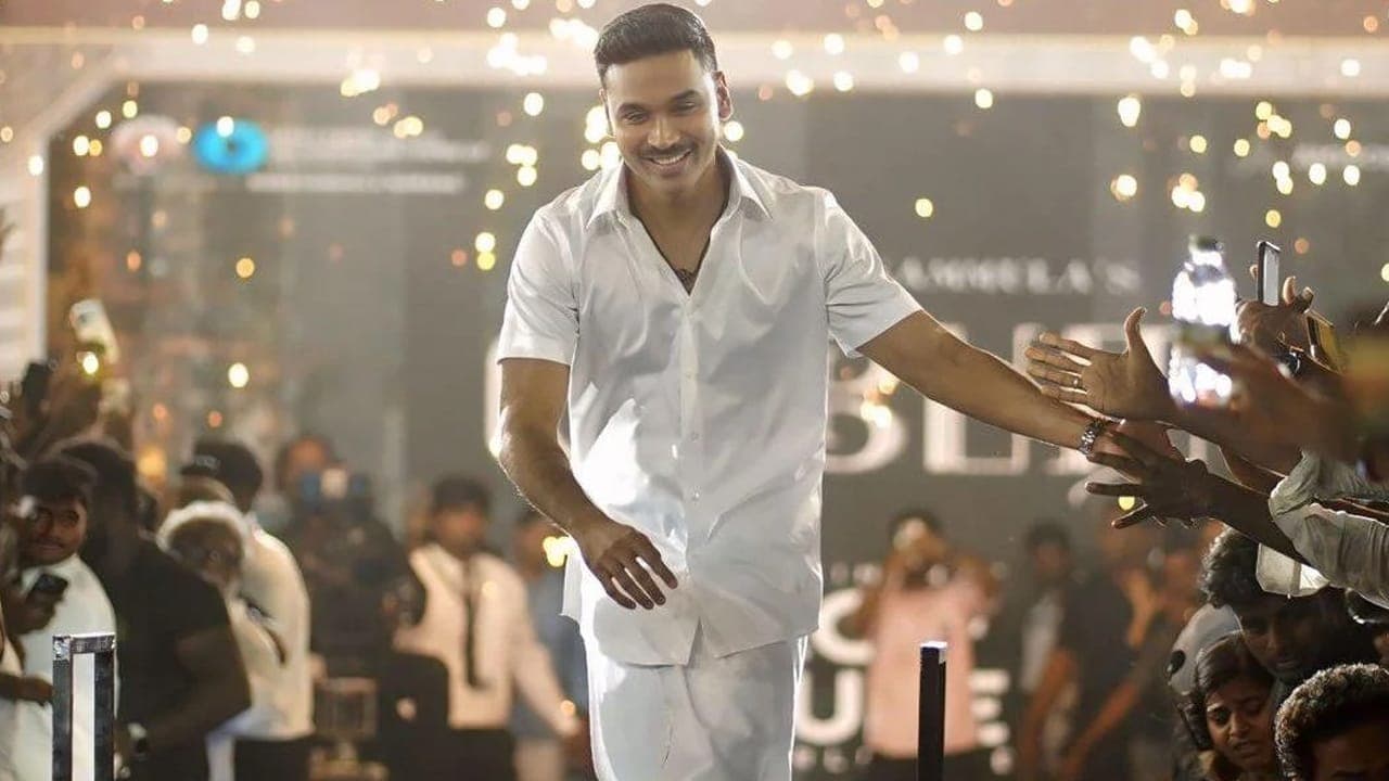 தனுஷ் திடீர் டெல்லி பயணம்!