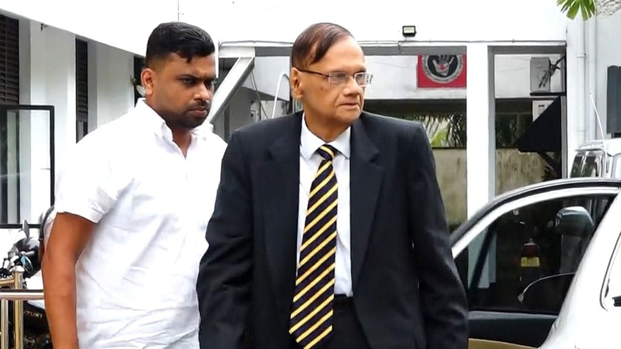 ஜீ.எல். பீரிஸ் இலஞ்சம், ஊழல் விசாரணை ஆணைக்குழுவுக்கு!