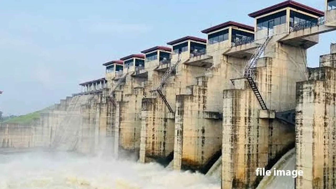 தெதுரு ஓயா நீர்த்தேக்கத்தின் 6 வான் கதவுகள் திறப்பு