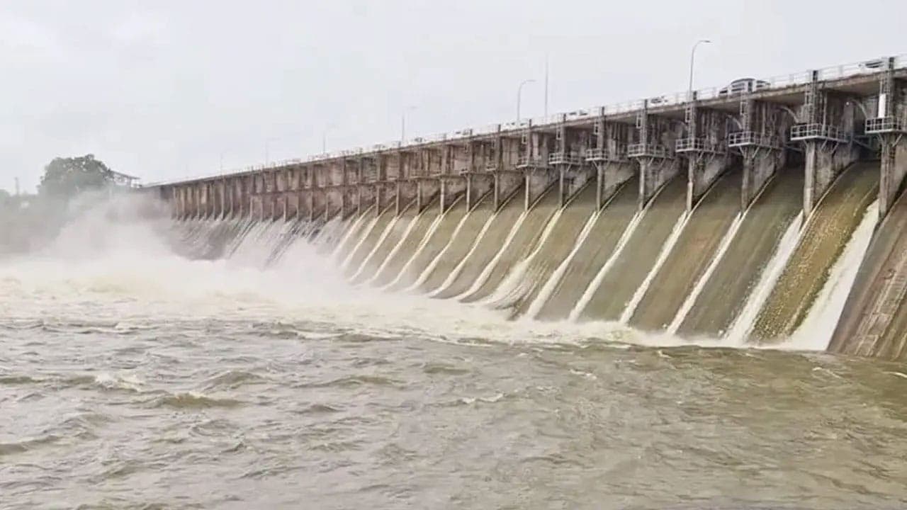 14 பிரதான நீர்த்தேக்கங்கள் தொடர்ந்து வான் பாய்கின்றன