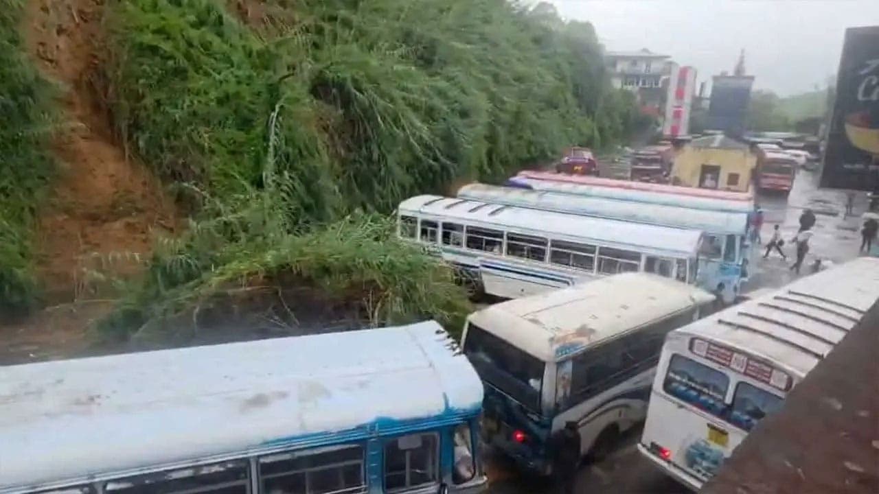 ஹட்டனில் பேருந்துகள் மீது மண்மேடு சரிவு 