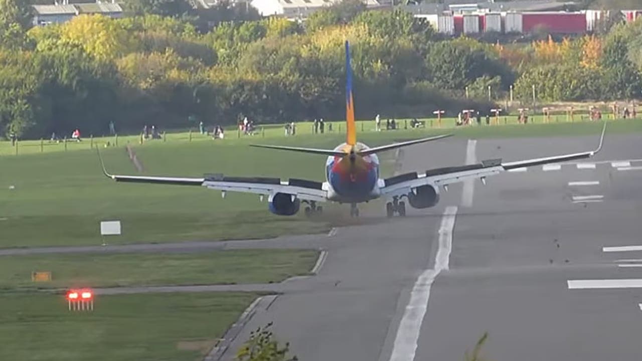 ஓடுபாதையைவிட்டு விலகி புல்வெளியில் இறங்கிய விமானம்!