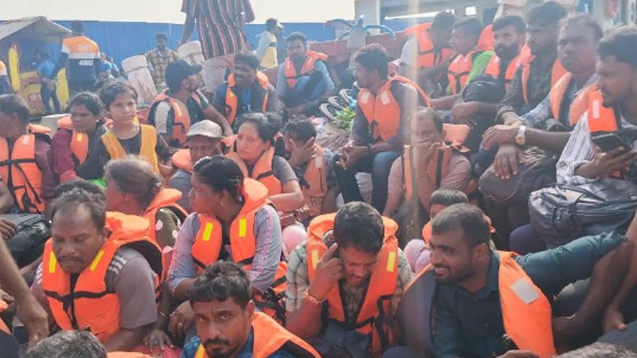 அனைத்துப் படகுகளும் பழுது: குறிகட்டுவான் - நெடுந்தீவுக்கான படகு சேவைகள் பாதிப்பு