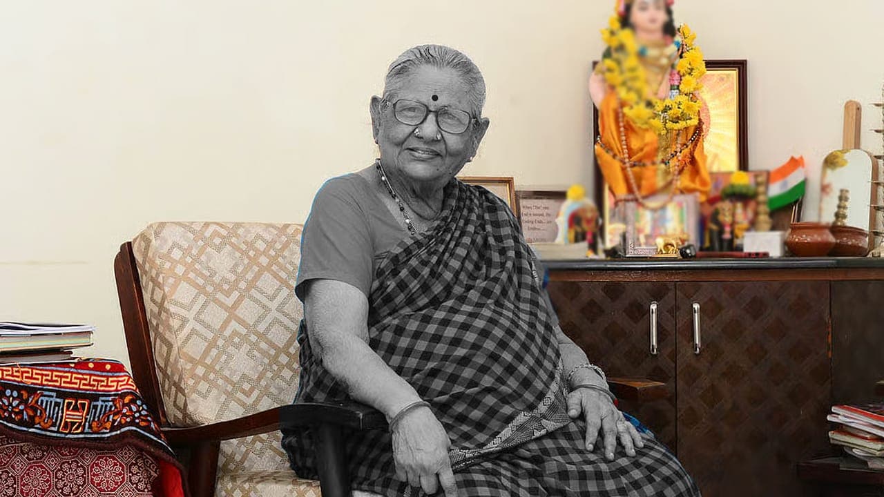 நடிகை வத்சலா ராஜகோபால் காலமானார்!