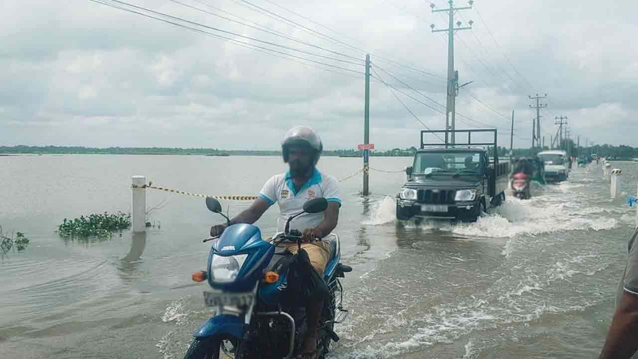 வெள்ள நீரில் மூழ்கிய கிட்டங்கி வீதி 